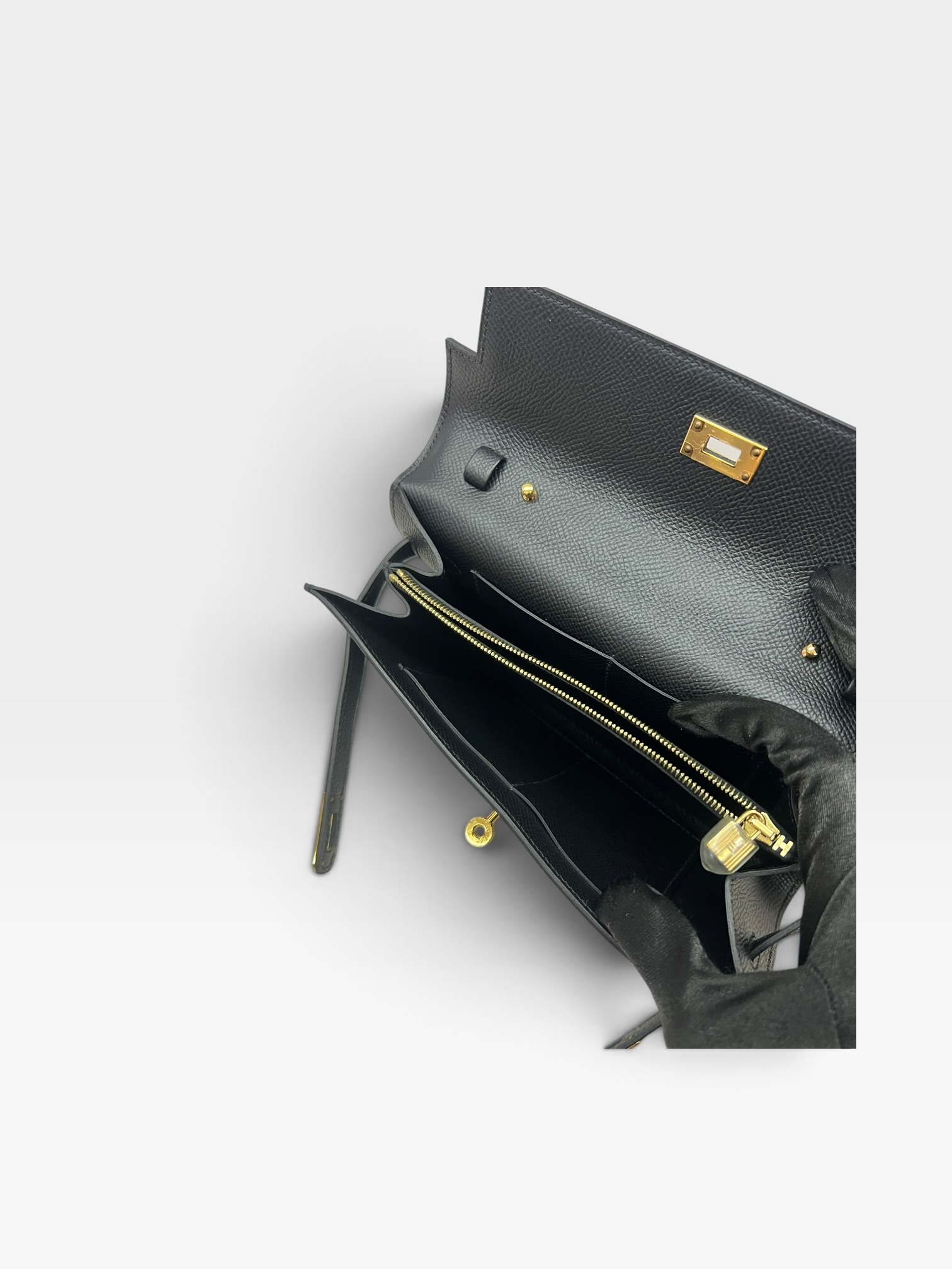 Pre-Owned HERMÉS Kelly To Go Stamp Z / Product Code: 102920