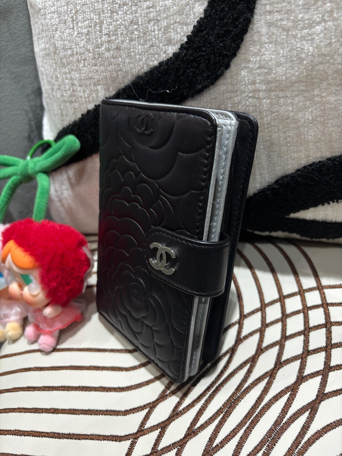 CHANEL Camellia Short Wallet 黑色小羊皮山茶花壓紋短銀包 100%Authentic, 98%New ✅17card ✅box