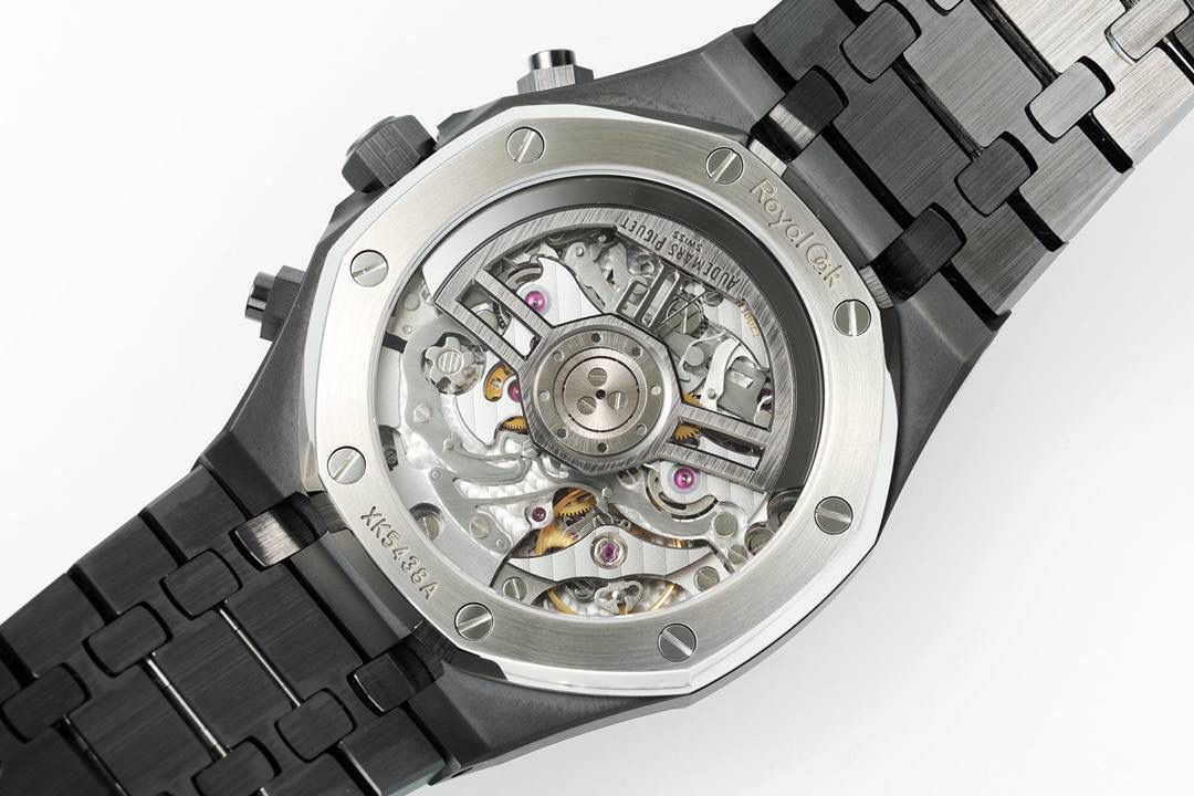 🚀新品爱彼皇家橡树系列26240系列，是一款41毫米精钢自动上链计时码表，搭载APS开发自研Calibre 4401一体机芯，具备飞返计时、小时/分钟/小秒显示及日期功能。其标志性八角形表圈配以八颗六角螺丝，搭配“Grande Tapisserie”大型格纹表盘，层次感鲜明。一体式精钢表链延续了1972年首款皇家橡树的经典设计，兼具运动与优雅。全新开发一体机芯采用导柱轮与垂直离合结构，振频28,800次/小时，与原版完全一致，动力储存约70小时，防水深度50米。AP融合高级制表工艺与前卫美学，是奢华运动腕表的典范之作。💯🔥🔥