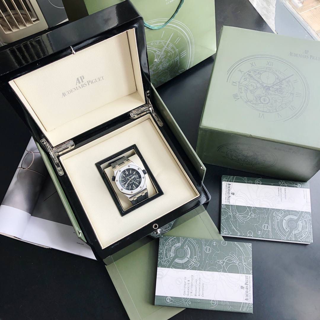 AP皇家橡树离岸型，型号15703，出自当代最伟大的钟表大师（没有之一）尊达之手，设计粗旷张扬，特殊的八角形舷窗表圈用8颗六角螺钉与表壳紧密结合，辨识度极高，且极具稳定性，内胆结构设计更使它具备不慎防磁和卓越的潜水性能，保护机芯的稳定性！十点钟方向的黑色表把可以调字面里的数字圈，潜水爱好者应该懂它的作用！300m防水，超强夜光！字面上的凸状格子有映射圈从内向外扩散，立体细腻的效果非市面上普通货所能比极！虽然此款表的配件通过我们的渠道有部分出自AP国内代工厂，可机芯部分，作为世界排名第二的腕表品牌，该品牌机芯全部自产且只在瑞士组装，全球的AP产品机芯售后问题也只能发回瑞士！因此我们用瑞士进口ETA-2836代替！该款机芯参数大家可自行百度，稳定性毋庸置疑‼️