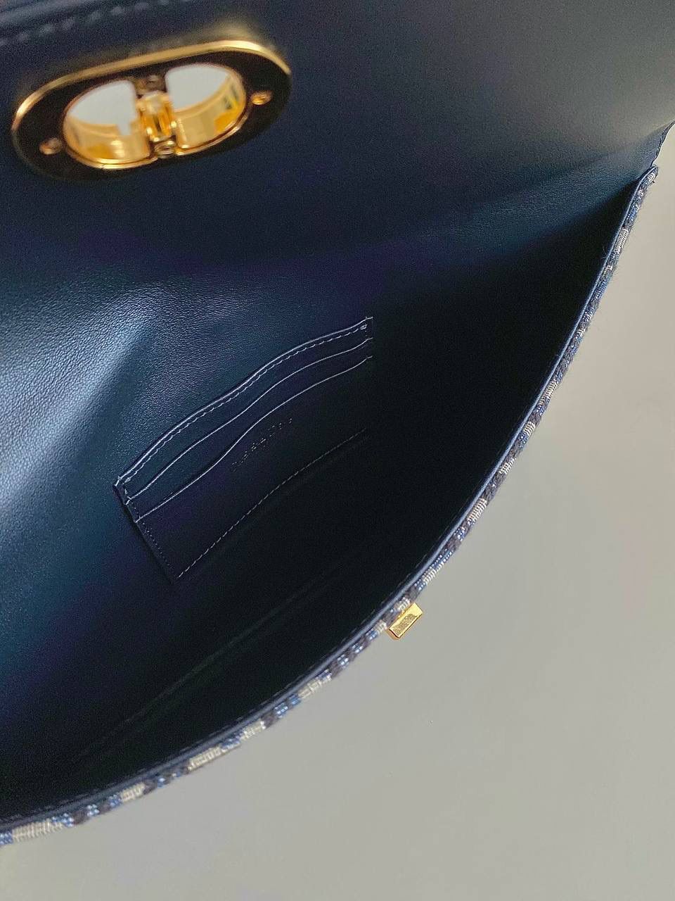 🈶老花蓝 𝗗𝗜𝗢𝗥 𝗢𝗯𝗹𝗶𝗾𝘂𝗲 手拿包/信封包 经典的老花帆布，迷你CD金属纽扣 自带的复古感加上超大尺寸，气场绝佳！ 可别看着它扁扁包型，隔层内袋特别多 日常容量足够了，还可自行加链条搭配 偶尔应付个场合也可以，后知后觉的爱啊 一个会用手包的女人一定特别懂时髦 30×18.2×2cm，#6055