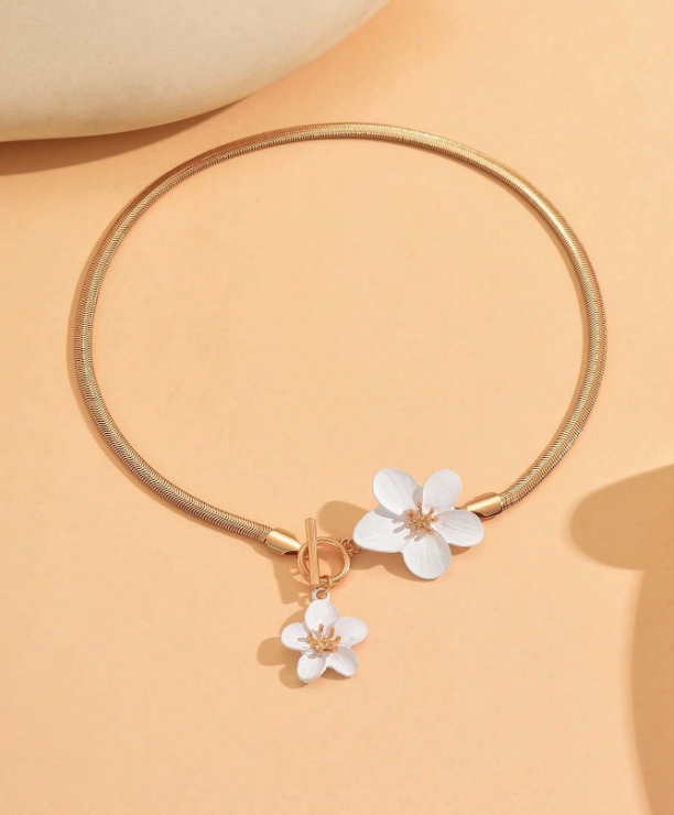 Chain Necklace with White Blossom