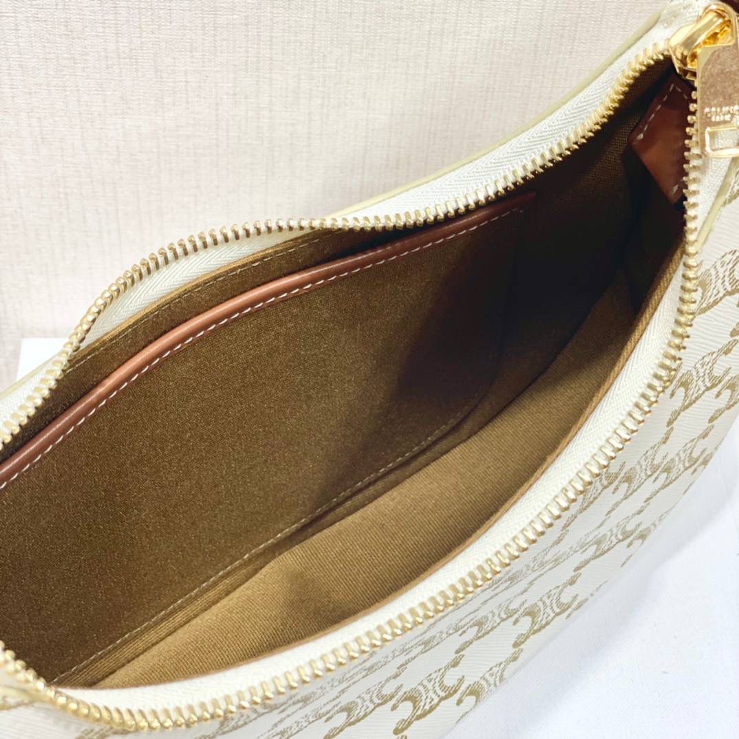 🔥大货实拍图 𝗖𝗘𝗟𝗜𝗡𝗘 ♥ 𝗧𝗥𝗜𝗢𝗠𝗣𝗛𝗘 𝗖𝗔𝗡𝗩𝗔𝗦 𝗔𝗩𝗔 灵感来自1990年代中古包Macadam，采用小巧优雅的月牙形轮廓，搭配耐看的棕色调凯旋门老花和小牛皮滚边，透出复古娇俏气质。型号：193952 尺寸：23*14*7cm