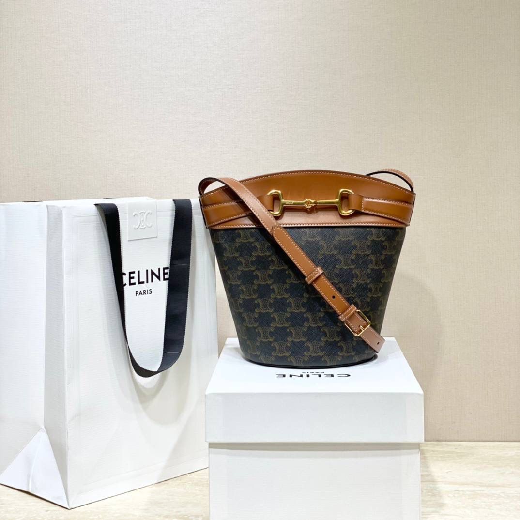 🔥大货实拍图 𝗖𝗘𝗟𝗜𝗡𝗘 ♥ 𝗧𝗥𝗜𝗢𝗠𝗣𝗛𝗘 𝗕𝗨𝗖𝗞𝗘𝗧 𝗖𝗥𝗘𝗖𝗬 金色马衔扣是Crecy系列的标志性元素，以做旧感的原色小牛皮衬托，透出简约而优雅的气质。型号：192072 尺寸：14*21*14cm