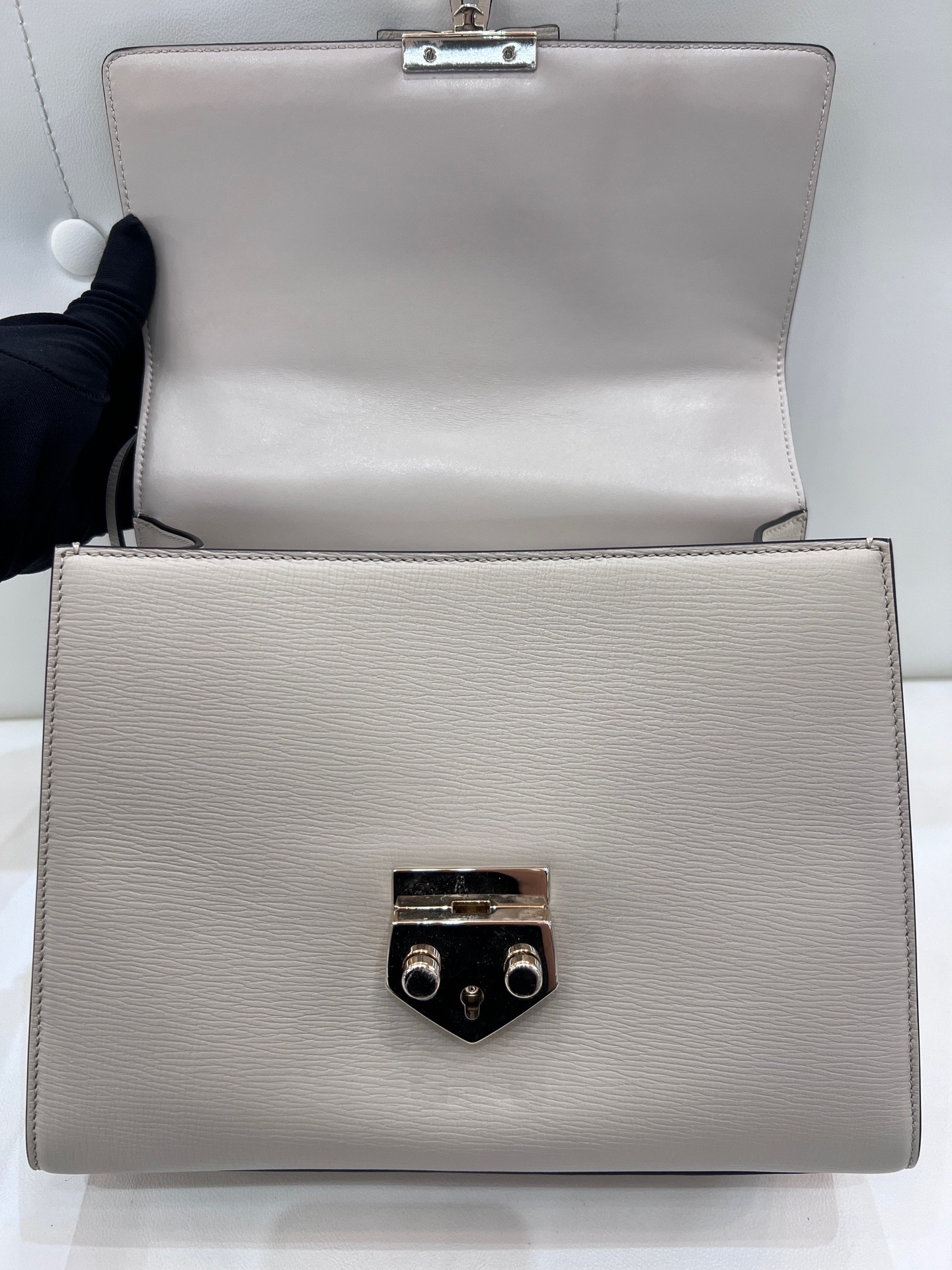 【預訂貨品】閒置新⭐️  Ferragamo Letty系列米白色牛皮斜孭包