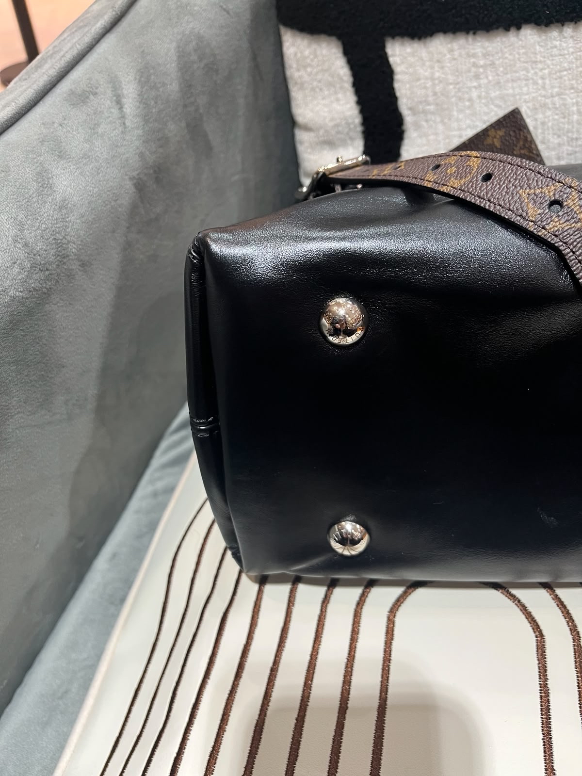 Lv CarryAll cargo Vibe pm leather 33.5 x23xd15cm 100%Authentic,98%new ✅收據 ✅dust bag ✅box