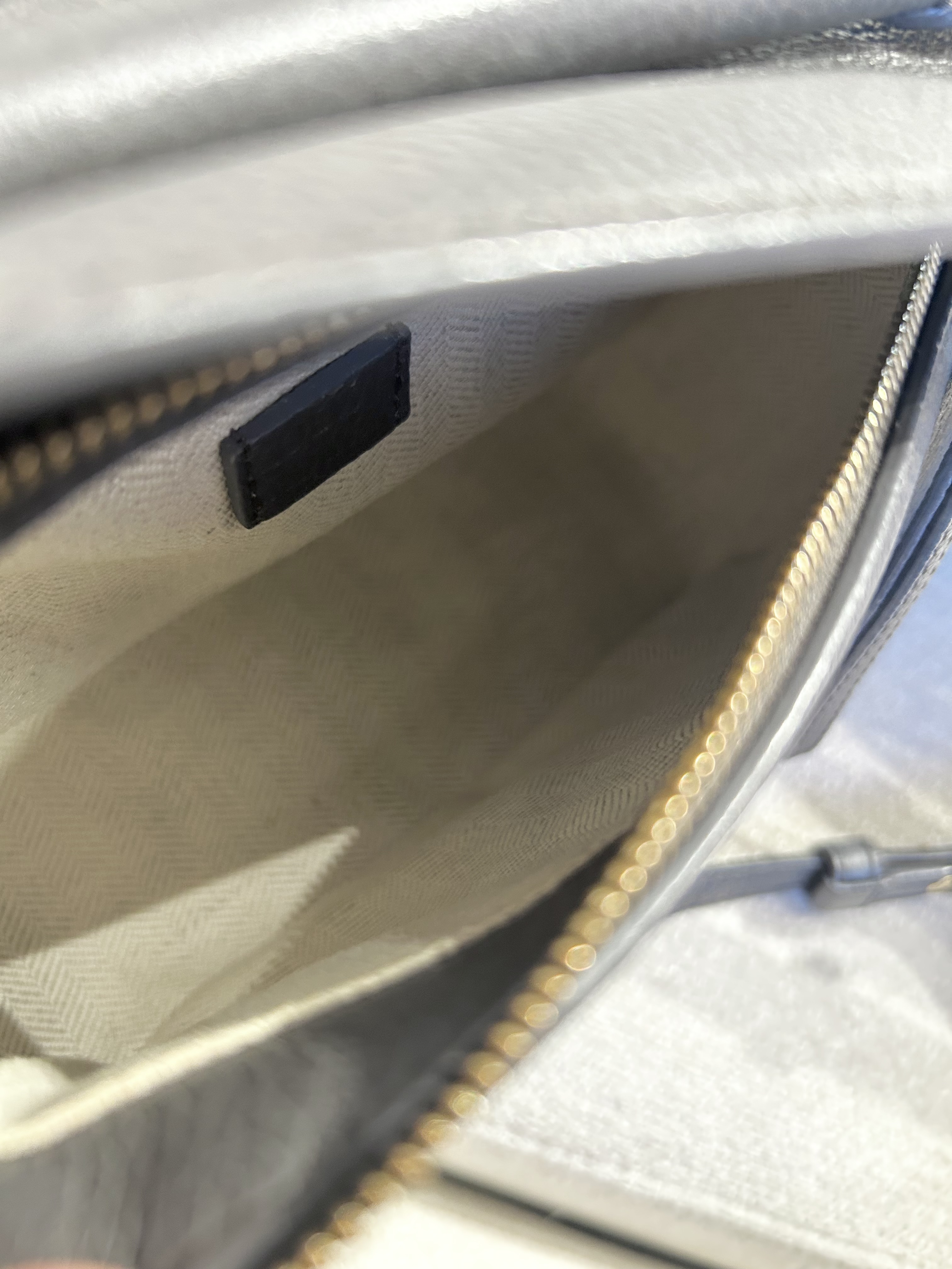 Loewe Puzzle Edge Mini 粒粒牛皮 100%Authentic, 98%New ✅Dust bag✅booklet✅肩帶