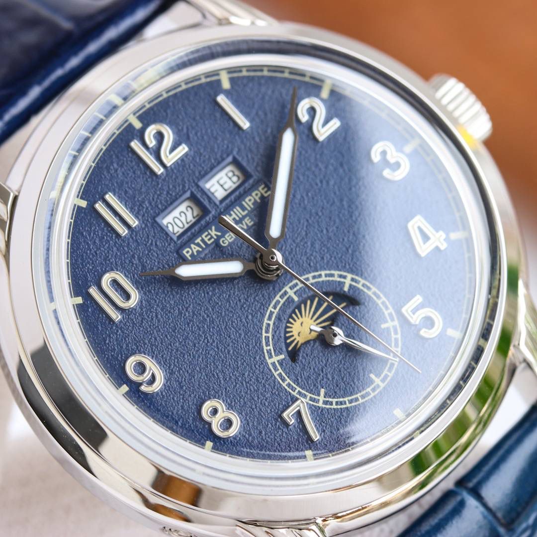 百达翡丽5320G-001超级复杂功能时计直径40毫米一体冲压成型的双层式精钢表壳，致敬了经典的设计语言奶油色的表盘营造复古氛围，表盘边缘刻印有密分秒数刻度，配金质阿拉伯数字及五分钟凸圆刻度字钉，更有立体感。时分指针以巴顿式设计为基础，配以尖长的针尖，这特色造型是呼应了 1950 年代 Ref. 1463 计时码表的指针。表盘6点位置是月相显示和日期分拨。所有的万年历标志都很好，一眼就能读懂。内里搭置了仿324 S Q 自动上链机芯，是 324 自动上条传奇机芯的精装版本。机芯夹板桥经倒角，边缘作细意打磨，主夹板饰以鱼鳞纹，而夹板则缀以日内瓦波纹，夹板表面有包金雕刻，螺丝凹槽经打磨和倒角，连钻孔亦同样经打磨处理。搭配朱古力啡色牛皮表带，进一步带出复古气息。经典气息满满，欢迎表友品鉴