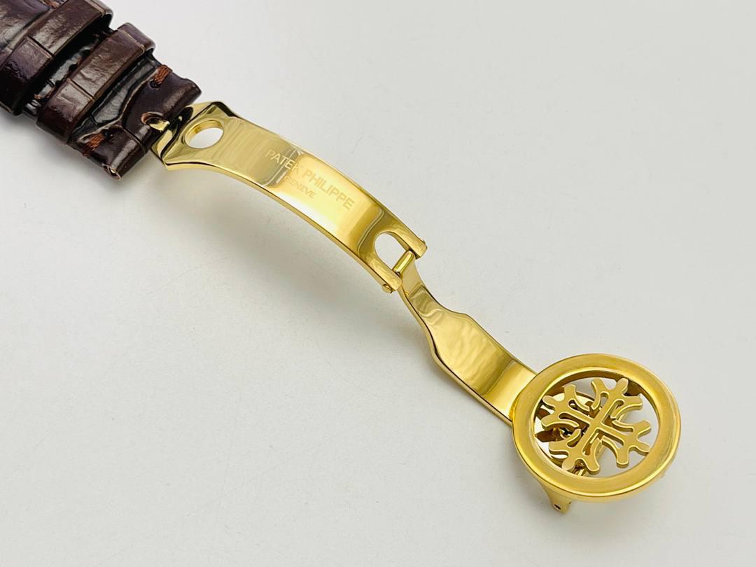 百达.翡丽最热门款式，PP复杂功能计时系列5146R 5147🔥🔥 1⃣️采用39MM表盘直径，精巧绝伦！ 2⃣️搭载高性能Cal.324自动机械机芯，具备年历，日期，月份和月相显示功能，提供了强大的时间衡量功能，表盘设计中心大秒针，是时间易于读取。 3⃣️相信这样的一款腕表会是很多爱表人士所梦寐以求的，但是就如它水中月的意象一样，可遇而不可求，所以，如果有个机会出现在你面前，那么就好好珍惜吧。