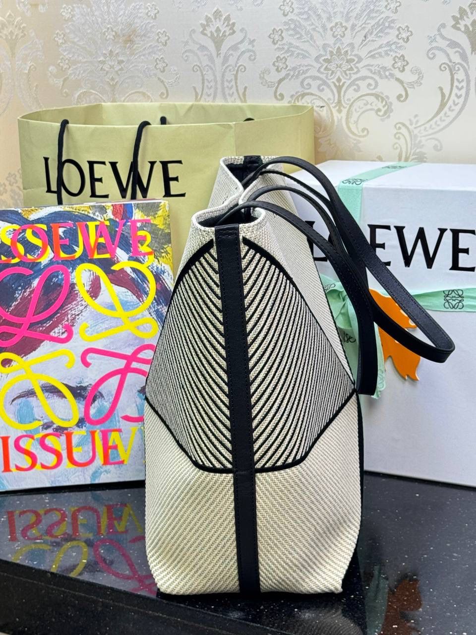 🎈*𝐏𝐮𝐳𝐳𝐥𝐞 𝐅𝐨𝐥𝐝折叠手袋👜*（亚麻刺绣） ——全新【𝗡𝗘𝗪】升级‼️ 延续经典𝙋𝙪𝙯𝙯𝙡𝙚的标志性几何裁剪设计，新晋顶流🅰️𝙋𝙪𝙯𝙯𝙡𝙚 𝙁𝙤𝙡𝙚 𝙏𝙤𝙩𝙚以折纸包为灵感，升级成🉑完全折叠‼️的结构，立体与平面任意切换，出差旅行🧳必备单品。亚麻材质轻且柔软，内鿏特别款烫金❗️ 尺寸：𝟐𝟓.𝟓-𝟏𝟒.𝟓-𝟑𝟏.𝟓cm 款号：052316