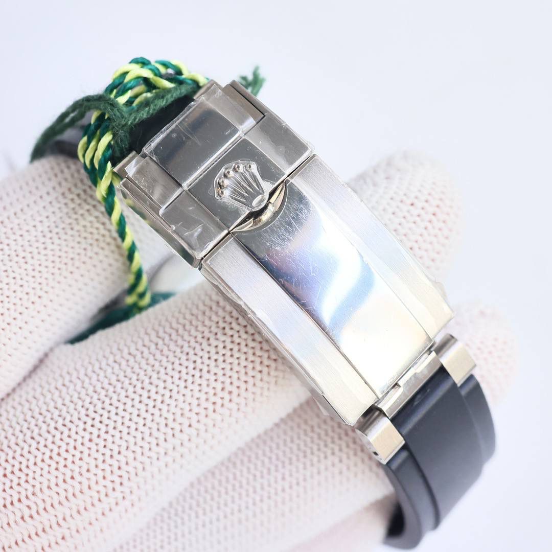 clean/C厂 大特点: 1⃣️clean厂7750机芯厚度按2024年最新表为12.4mm，市场唯一版本7750厚度做到和正品一致。 2⃣️采用7750一体机芯，质量媲美4130机芯 3⃣️钢带表壳均采用德国进口904L精钢 ，无惧任何机构性检测 4⃣️表壳采用（原装2022）最新版加工，更新底盖抛光亮面尺寸和牙边的弧度。 5⃣️胶带表扣采用与原装一致的可折叠式扣，胶带款根据不同人群方便佩戴，均加配一副胶带 🎮 6⃣️表针采用Buff工厂再度升级，三枚小秒针和大秒针，均按照单支定做且实心针套，针帽呈现蘑菇圆头状。 7⃣️采用C陶瓷圈，再升级镀铂金膜字保持不变色，且更新字体粗细。 8⃣️刻度字钉每粒独立CNC雕刻而成，每粒手工打磨边缘。夜光采用瑞士夜光粉与正品无色差。最终效果是市场最接近原版发光视觉。 9⃣️玻璃突出的高度与2022版原装一致，区别与市场其他版本（平玻，一眼假）的效果！采用全通透蓝宝石，边缘小R边视觉。只有clean厂的丹东7750版本细节做工与大厂一致，与正品一致。大厂品质！