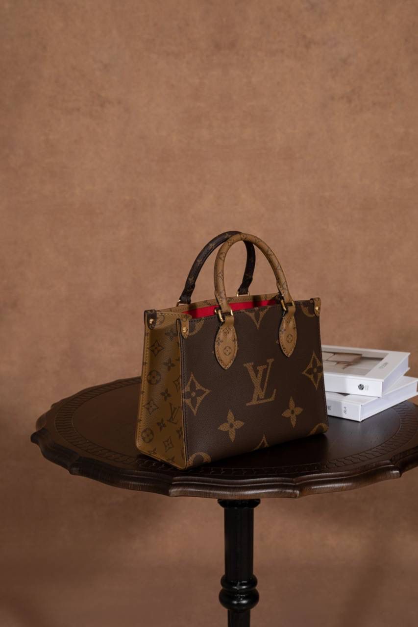 LV Onthego🎀 Toron 手柄搭配有品牌字样的提花肩带，风格对比很特别～ 还贴心附上 可拆卸零钱包，放零钱或小东西刚刚好，设计真的很加分👍 ▪️尺寸 25 × 19 × 11.5cm▪️ 大小刚好，不会太大也不会太小，日常出门超适合。 好看又实用，真的要说一句：设计师很懂女生啦～ 😆 这是 2023 早春系列，独家品质，这一季真的一定要选它！ 小号手袋把 Monogram + Monogram Reverse 拼在一起，再加上 Monogram Giant 图案，整体超有时尚感，怎么看都高级✨
