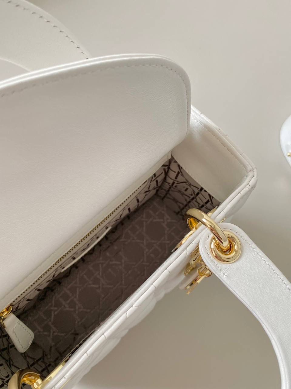 🈶白金 𝗗𝗜𝗢𝗥 𝗟𝗮𝗱𝘆羊皮四格金扣 戴妃作为经典的代表，怎么买怎么对 特别手拎时会显得整个人非常温柔优雅 四格尺寸比三格更大气稳重，不后悔系列 我一直都推荐女生一定要有一只经典款 每个颜色都很好看，完全不需太纠结 进口原厂羊皮➕全钢五金，终极版 （配6个五金图案 全套包装） 20×16.5×8cm 4123m