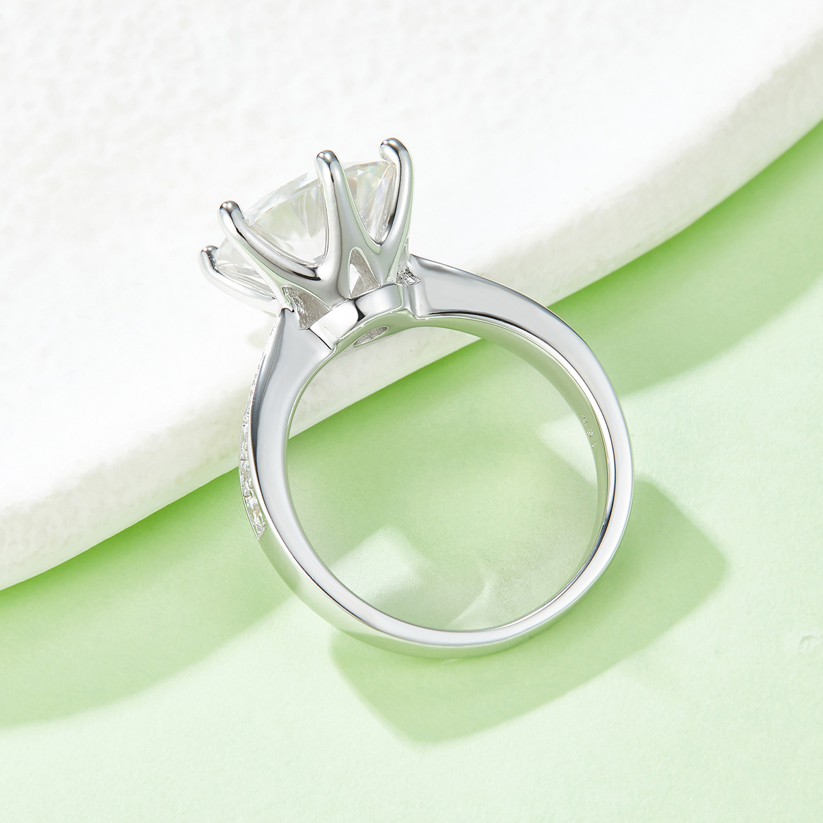 微鑲靈動S925銀鍍白金D級莫桑鑽戒指5. 00CT