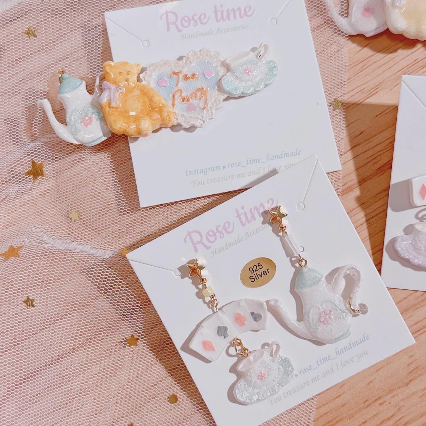 ᴿᵒˢᵉ ᵗⁱᵐᵉ ʰᵃⁿᵈᵐᵃᵈᵉ7️⃣週年 #3月31日-4月2日半價飾物 🈹  愛麗絲甜甜下午茶系列 耳環 兩色入🩵🩷