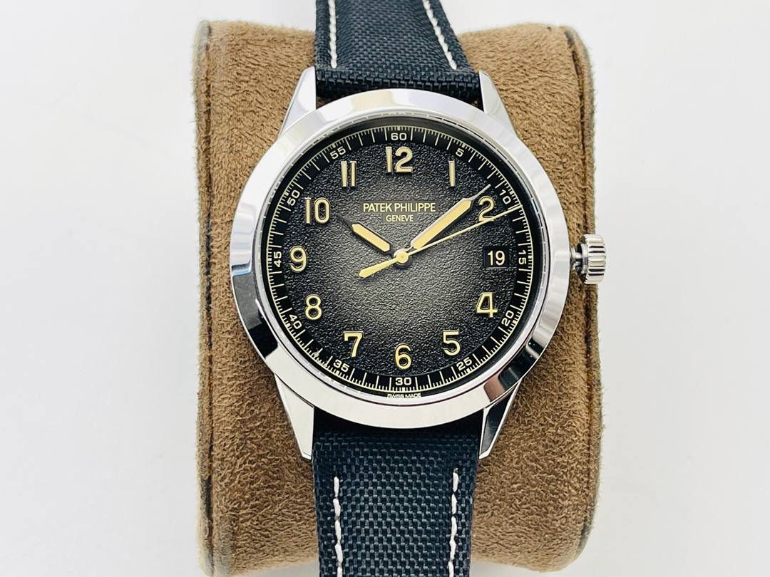 市场最高版本 百达.翡丽Calatrava系列Ref.5226G-001腕表！ 1⃣️表壳：百达Calatrava系列表款便因其圆润流畅的表壳形状享有盛名。百达.翡丽以这一特点为墓础重新设计该表款，在表壳侧缘雕饰巴黎钉纹。 2⃣️设计师还开发出一种特殊表壳结构，令表耳与表壳底盖融为一体，从而使巴黎钉纹全面覆盖表壳侧边。 3⃣️根据原装开模，壳套设计贴合原装！ 4⃣️字面：炭灰色表盘流露复古韵味，边缘呈黑色渐变效果，其微妙粒纹令人联想起古董相机外壳。 5⃣️表盘搭配覆米色荧光涂层的白金立体字块，以及低调内敛的"轨道式"秒钟刻度。 6⃣️白金针筒型时针及分针覆米色荧光涂层。3字位位置设有日期视窗，采用米色字块！ 7⃣️搭配黑色背景机芯：采用进口9015为基础机芯并加以改装升级！机芯夹板桥经倒角，边缘作细意打磨，大小夹板饰以鱼鳞纹、日内瓦波纹，夹板表面有包金雕刻，螺丝凹槽经打磨和倒角，所有细节尽善尽美，同时印有百达翡丽经典双P印记！ 8⃣️表带：全新Ref.5226G-001 表款有两款可互换表带，一款为米色绒面小牛皮，另一款为黑色小牛皮，饰有压花纹理图案和米色缝线。两款表带均搭配白金针扣，同时配备快拆生耳，让更换表带操作更加便捷！