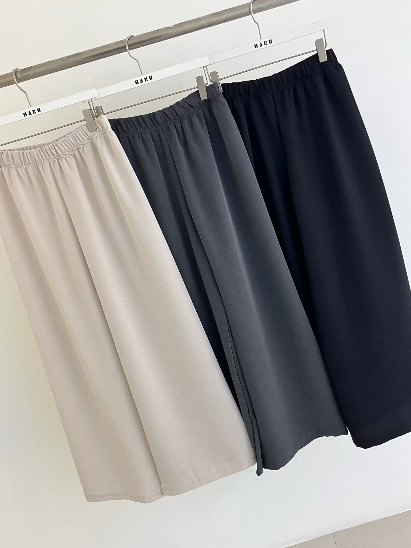 HA3 橡筋腰滑身闊褲