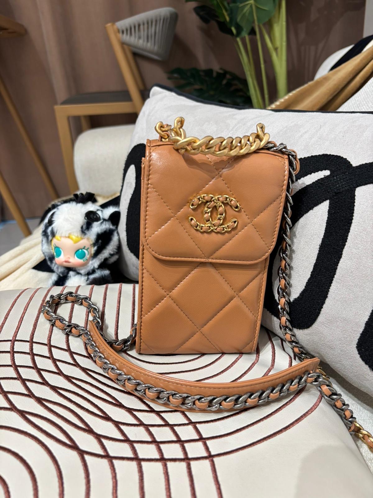 Chanel 19 clutch with chain phone woc 100%Authentic ,98%new ✅專門店收據✅晶片✅dust bag✅box 