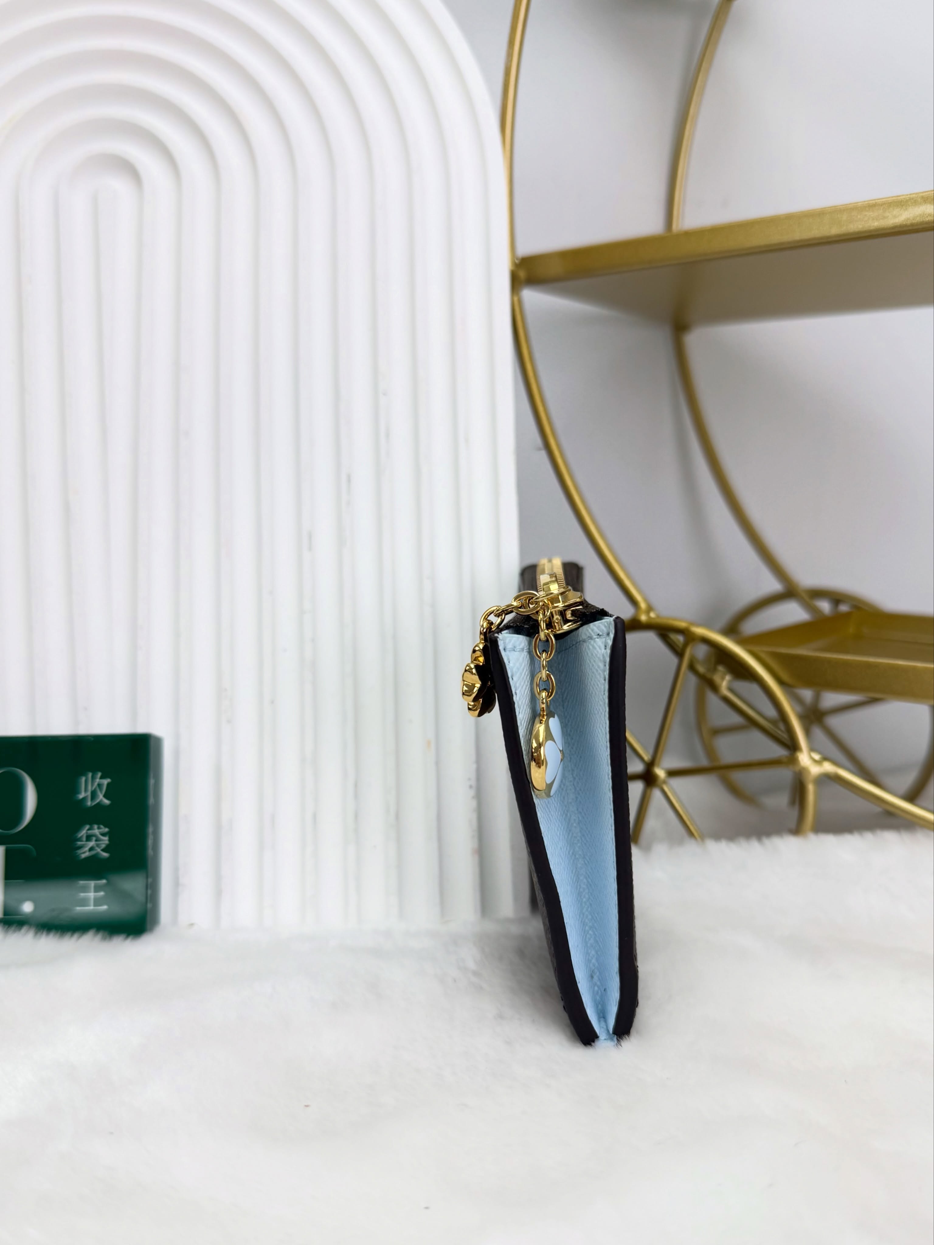 Lv👜 PRE OWNED 🛍️🩵Charms 季節限定系列 老花拼天藍色短銀包 🤎