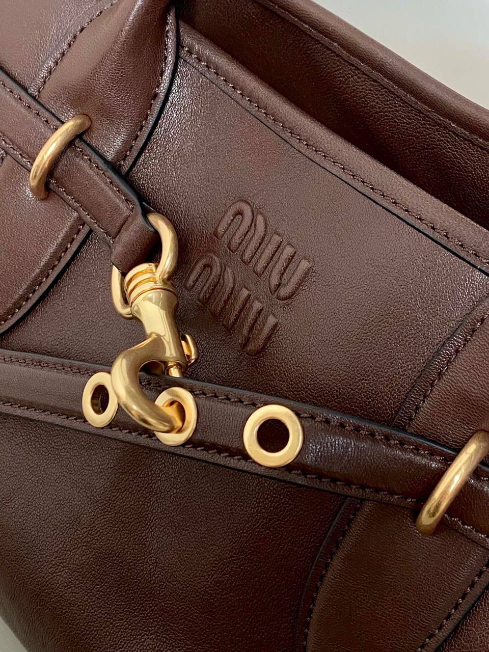 🈶石南木色 𝗠𝗶𝘂𝗠𝗶𝘂 手提包·横版 这只Aventure我要夸爆它！ 绝对是公文包中的颜值天花板 这款有多难买不用多说，绝对的断货王 酷酷的慵懒感洋气且时髦 还有一丢vintage感，超有调 上班通勤，日常出街都超出片 22.5×44×14.5cm #F0023m