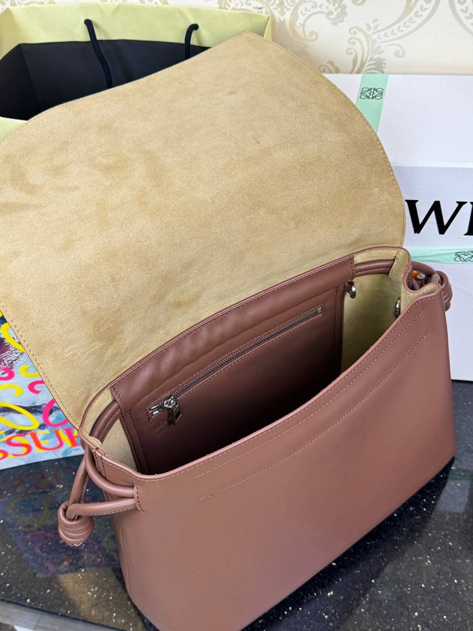 【全皮布朗尼色】 𝙇𝙤𝙚𝙬𝙚 𝙁𝙡𝙖𝙢𝙚𝙣𝙘𝙤 𝙎𝙖𝙩𝙘𝙝𝙚𝙡 福袋款邮差包 ➕刺绣🅾️字母宽肩带 编码：062404 尺寸：𝟑𝟒-𝟏𝟐-𝟐𝟒𝐜𝐦 新款以经典福袋收缩打结为元素，采用内部麂皮➕外部进口小牛皮➕刺绣字母宽肩带的精致搭配打造全新升级款邮差包🅰️，可斜挎、肩背和手提，超大容量满足日常所需🎈