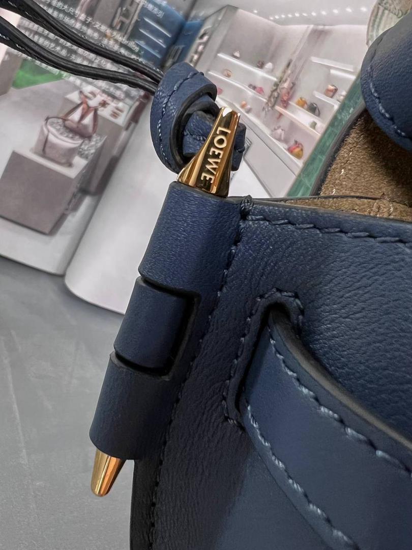 Loew皮革用品以及时装装饰物一直受早期占领西班牙的阿拉伯人传统风格影响，具有浓厚浪漫古雅情调的地中海文化色彩。 迷你:15-9.5-12.5（中部最宽处21cm） 编码:522127织带玛瑙蓝