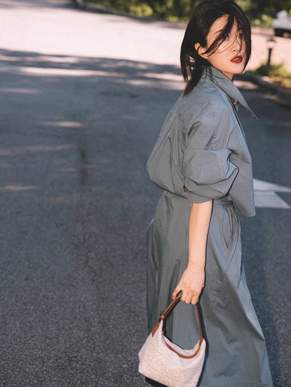 * 𝘊𝘶𝘣𝘪 𝘈𝘯𝘢𝘨𝘳𝘢𝘮 提花布手袋✌️ 大号尺寸:27-17-22cm（顶部宽处34cm） 小号尺寸：21-12-17cm（顶部宽处25cm） 编码:062102布配棕 包包面料挺括度适中，没有固定形状 ，背上出门慵懒氛围感十足😘，肩带可以调节，伸缩至腋下背，单肩，手拎皆可