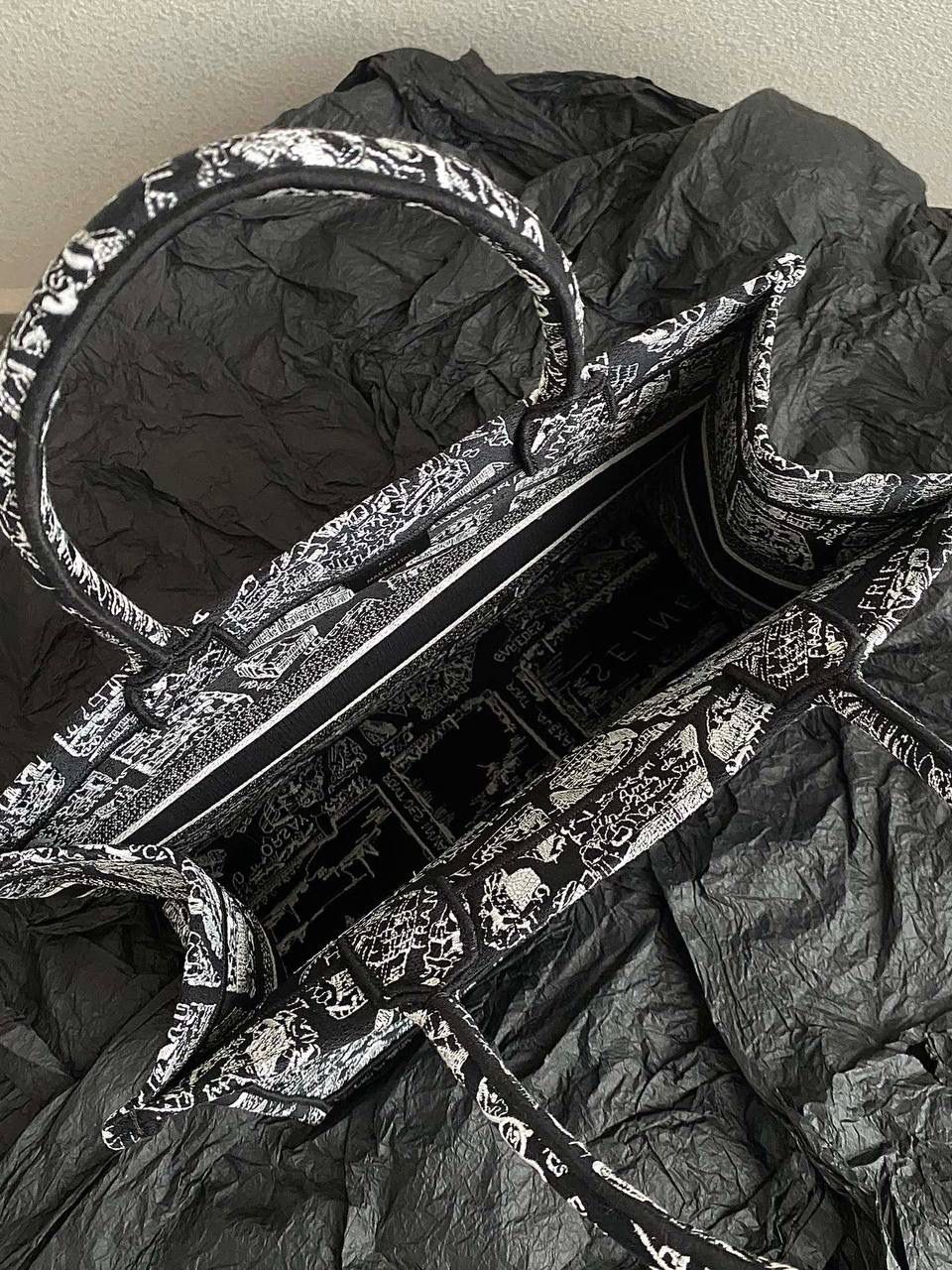 🈶黑色中号 𝗖𝗗 𝗕𝗼𝗼𝗸 𝗧𝗼𝘁𝗲 23夏季"巴黎地图"🖤 说实话，近年来花卉系列有点看乏看腻的 请你们一定看看这一只，新的炙热款！！ 本季主打的巴黎第八街区地图，惊艳了全网 真真实实绣在整个包上，砖柜超级难抢的！ 黑白色调干净利落，复古又神秘的法式浪漫 那种高定视觉，沦陷了！沦陷了！ 行走的巴黎街头很是时髦，我先冲了！😍😍 36×27×16cm