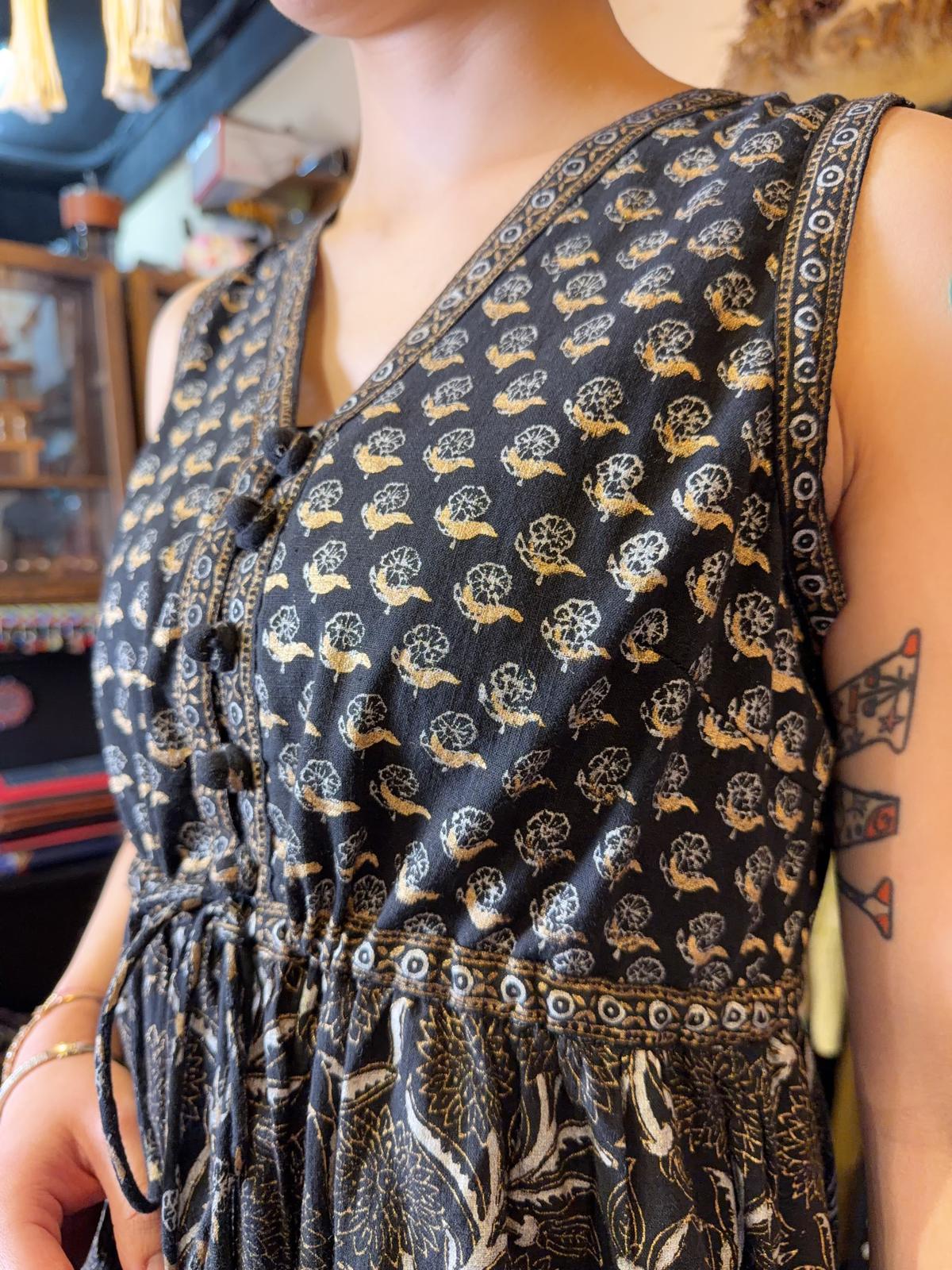 1623 Black Hyangeas V-Neck Sleeveless OP 39"