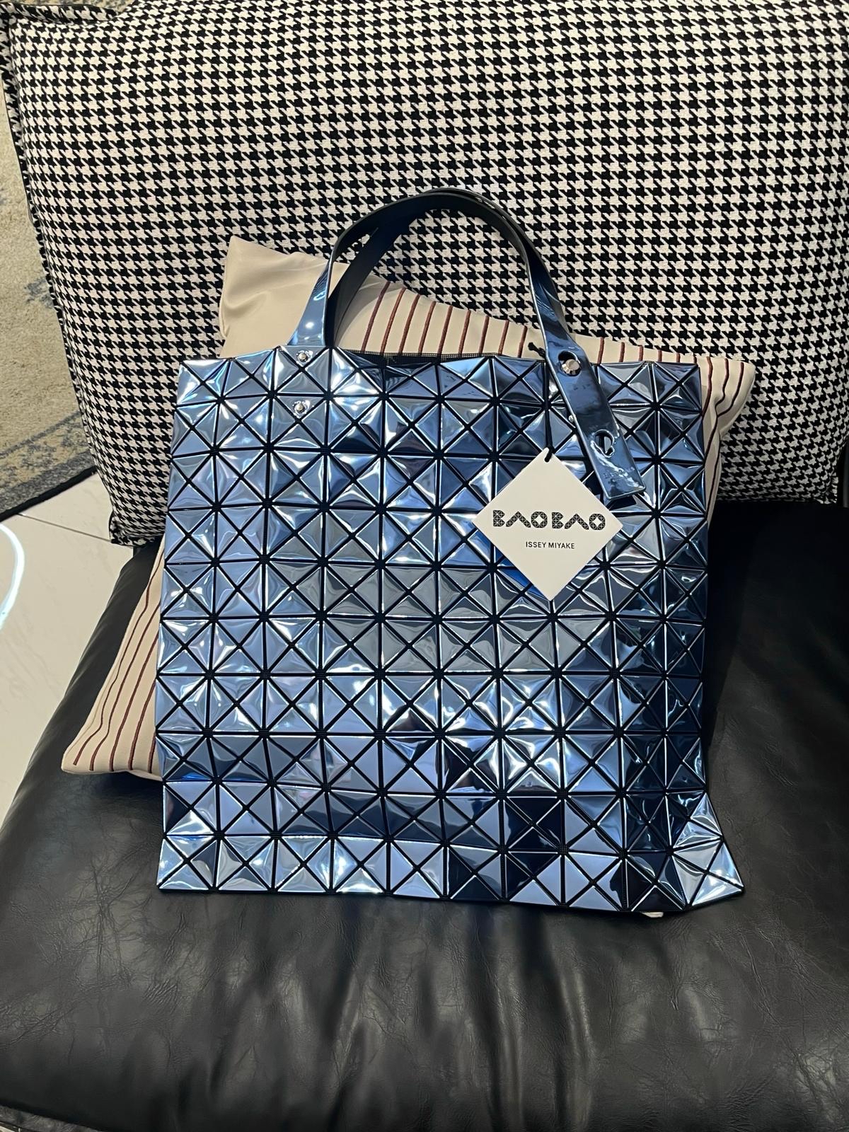 Issey Miyake Bao Bao Tote bag冰塊藍色 39.5cm 10x10 100%Authentic,99%new unused✅certificate✅dust bag 