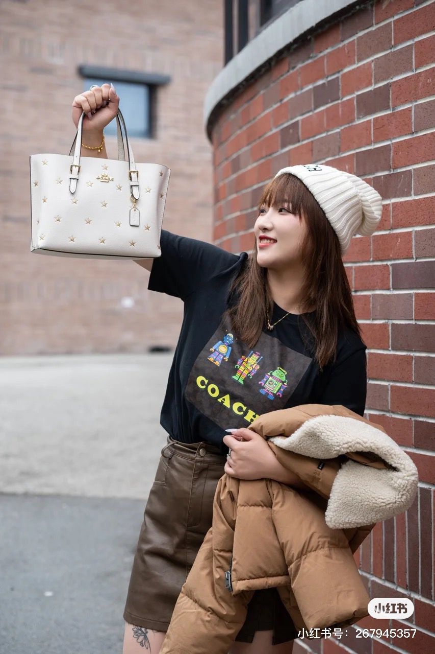 多款任選$118/2件。C*oach 印花情侶短袖