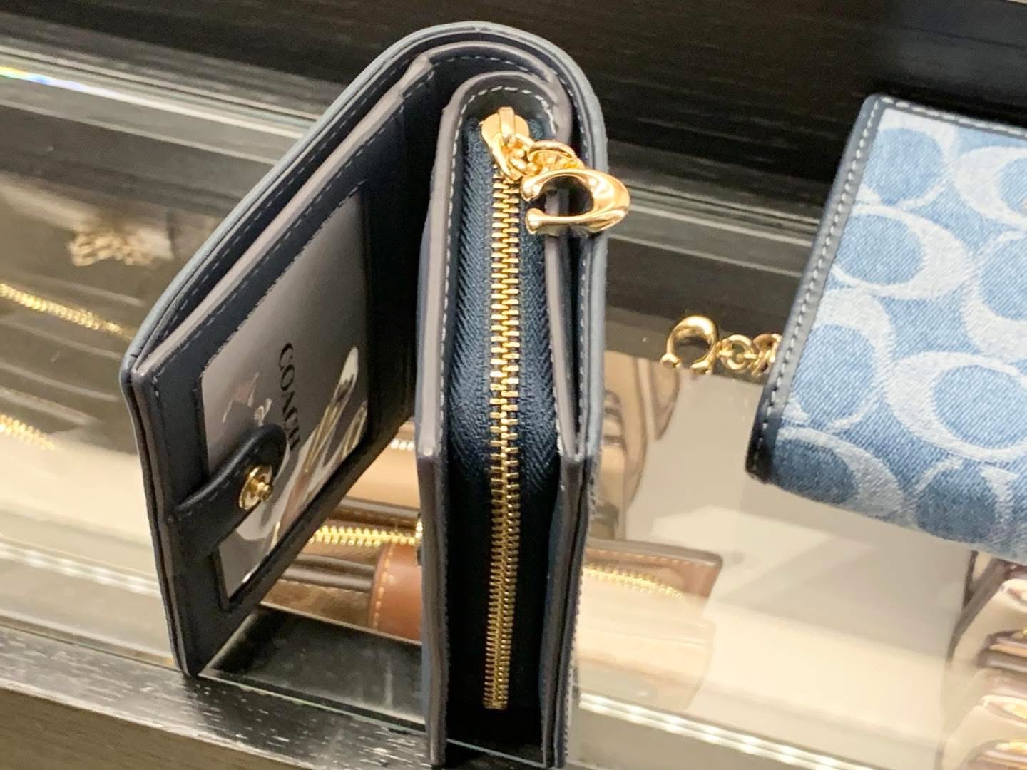 ✈️🇨🇦🇺🇸牛仔布💙藍色Signature C  pattern Coach Outlet 短銀包👛現貨💝💝