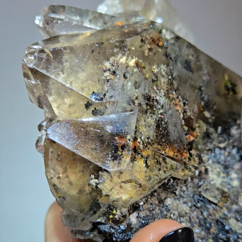 Golden starburst rutiles in quartz on black hematite - RT1444