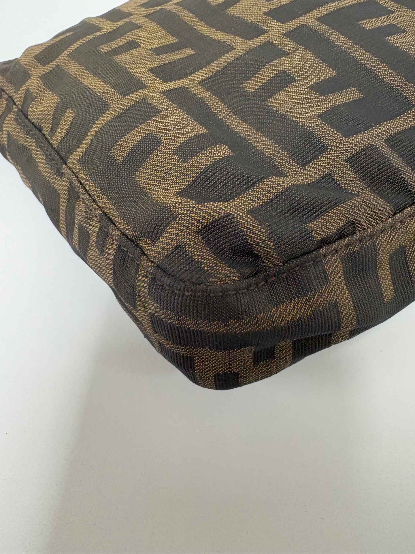 【預訂貨品】Fendi老花法棍腋下包