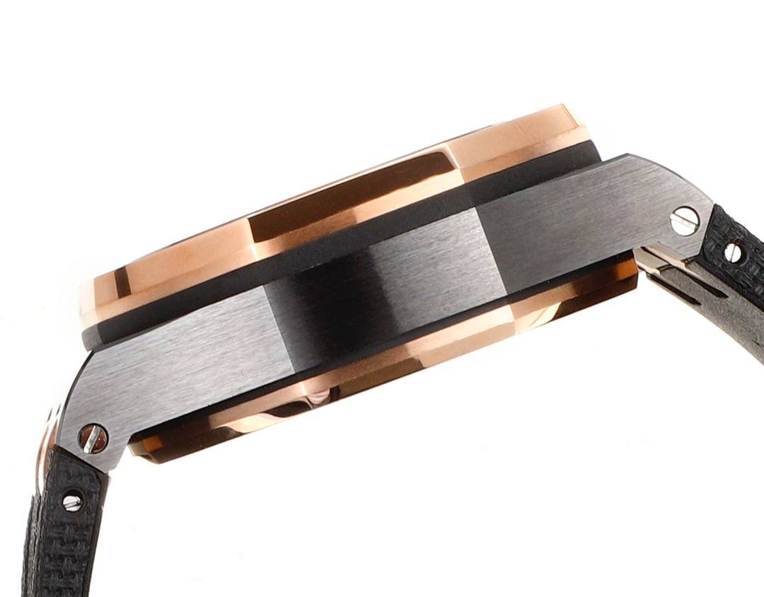 爱彼皇家橡树离岸型横空出世🔥💯引用全新的彩色陶瓷锻造技术，表壳与圈口的选料，不惜重本使用日本进口的氧化锆，无需任何颜料，以超高的压力与超高的温度锻造，形成超高密度的彩色陶瓷，再经过百里挑一，确保每一个成品都与原版毫无色差！CNC级别的打磨，将整一个表壳的边边角角完美处理，即使陶瓷，也做到毫不割手。圈口的拉丝，经过顶级的打磨技术，做到每一丝每一线都毫无断续，每一颗六角螺丝都与表框处在同一平面，拒绝一丝一毫的凸显与凹陷，诠释了何为顶级的复刻工艺！