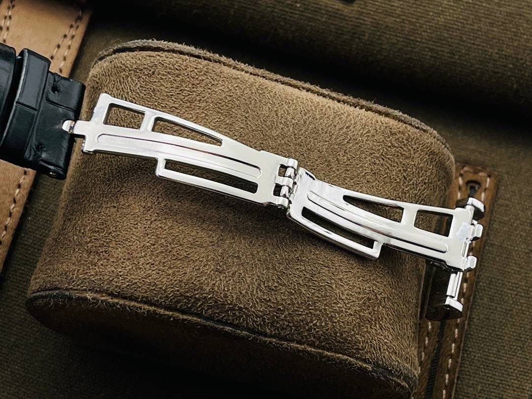 市场V4最高版本 爱.彼皇家橡树15400满天星系列腕表！ 1⃣️搭载进口9015机芯机械改装Cal.3120机芯，走时精准！ 2⃣️直径41MM！厚度9.8MM！ 3⃣️全表采用高亮度钻镶嵌，技艺精湛，不掉钻！ 4⃣️采用圈口可拆卸结构，市场大部分版本圈口不能拆卸！ 5⃣️316L全钢精磨工艺，质感更好！ 6⃣️全钻表盘，搭载高端指针！