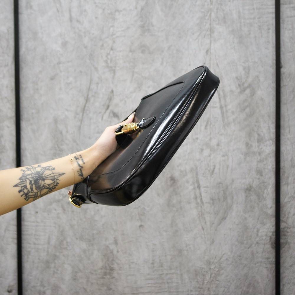 𝕁𝕒𝕔𝕜𝕚𝕖 1961小号系列 #636709#原厂皮 ✅尺寸：27.5*19*4cm 经典1961系列著作，在新世纪的以复古元素重新亮相，本季的1961不仅演绎出60年代的复古元素，更是搭配新世纪的潮流时尚风味，搭配长肩带的设计，全皮的面料让整个包看上去更加大气，低调而高档的造型，俘虏了不少女人的购买欲，不得不夸一下，它更适合低调的人群，不仅低调且高档！🔥🔥