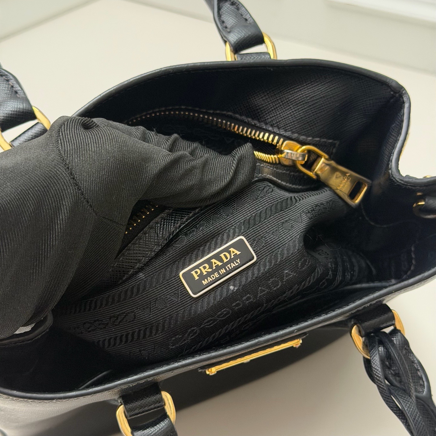 【預訂貨品】PRADA黑色mini殺手包 