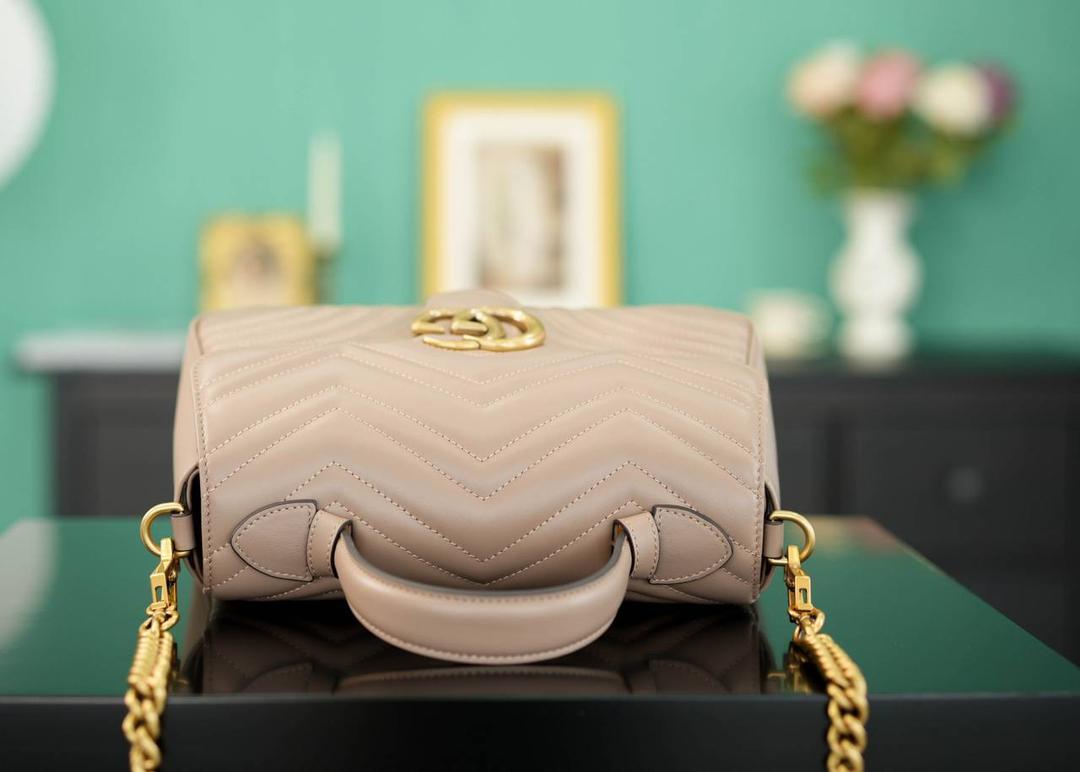 👜🔥Marmont系列绗缝手提包邮差包 奶茶色 27cm （原厂皮 全铜五金） 正品售价,500 独家原厂皮发售 限量级别 意大利原材料开发，这个大小简直是最完美的尺寸，什么随身携带的东西都可以轻松收纳，能手拎也可以单肩斜挎，自重轻，超级百搭不挑人~温柔大气，好看极了！！！ 官方款号 498110 尺寸大号：27x19x10.5cm 小号：21x15x8cm