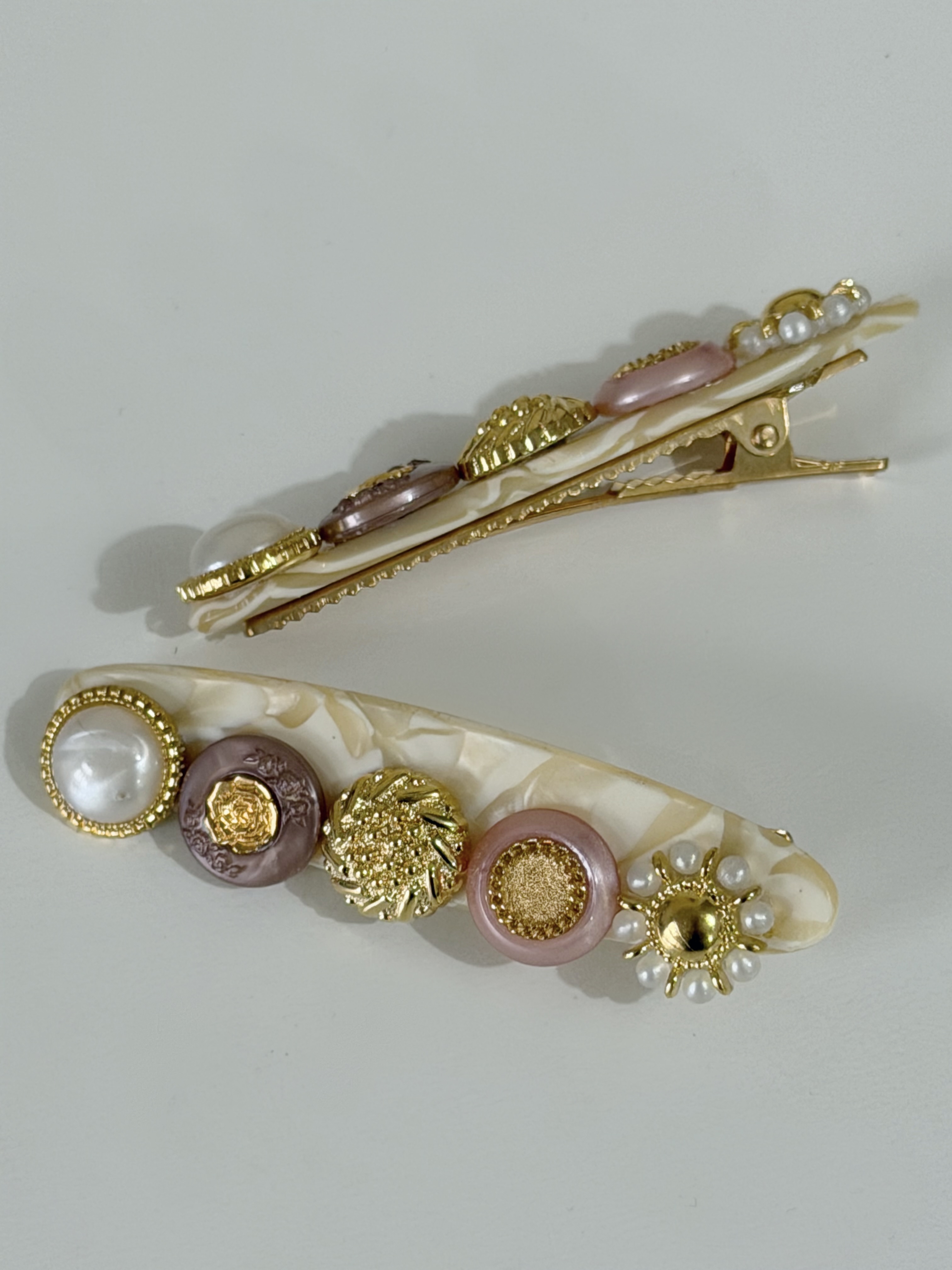 復古鈕扣髮夾/杏粉米白夾 6cm長