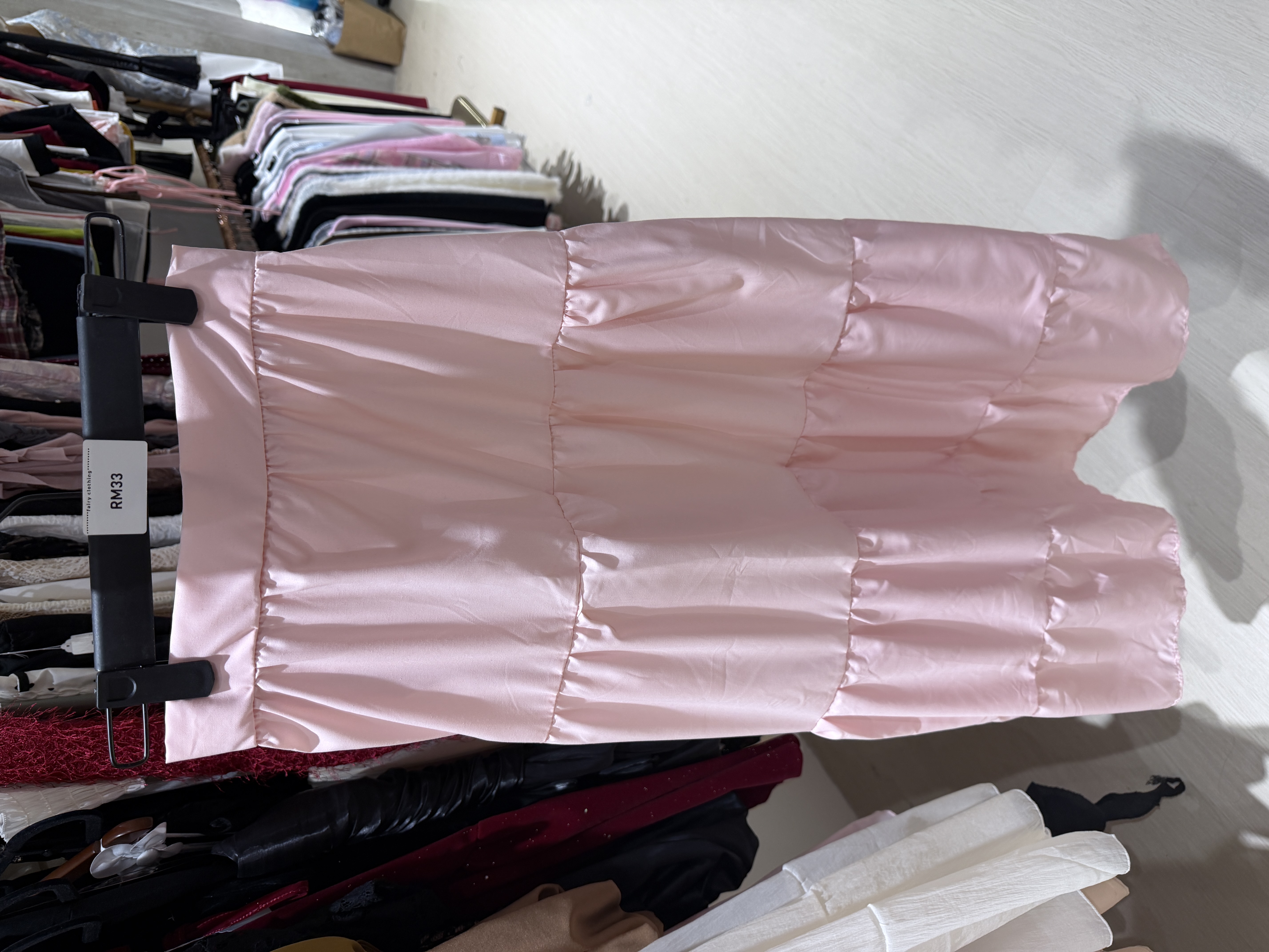 粉紅色緞面荷葉邊迷你裙