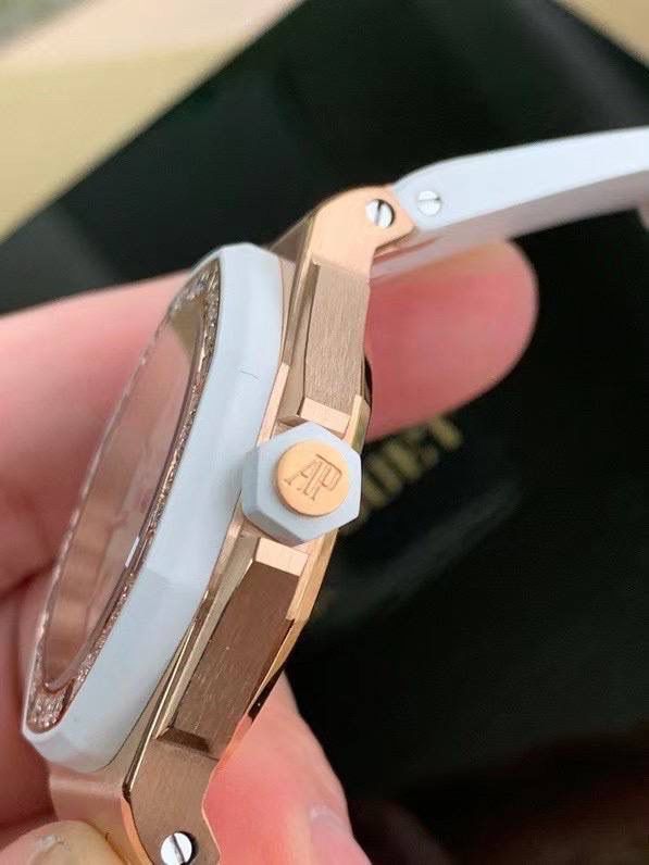 🚀全网独家新款，官网已停售 爱彼女款，皇家橡树离岸型，原装瑞士石英机芯、37表盘、厚度11.1毫米，原装进口防尘表带，反炫光处理蓝宝石水晶玻璃、包18K玫瑰金镶钻，32颗VV S足反南非真钻、精美绝伦、37表盘男女通杀！数量不多、手快有手慢无！