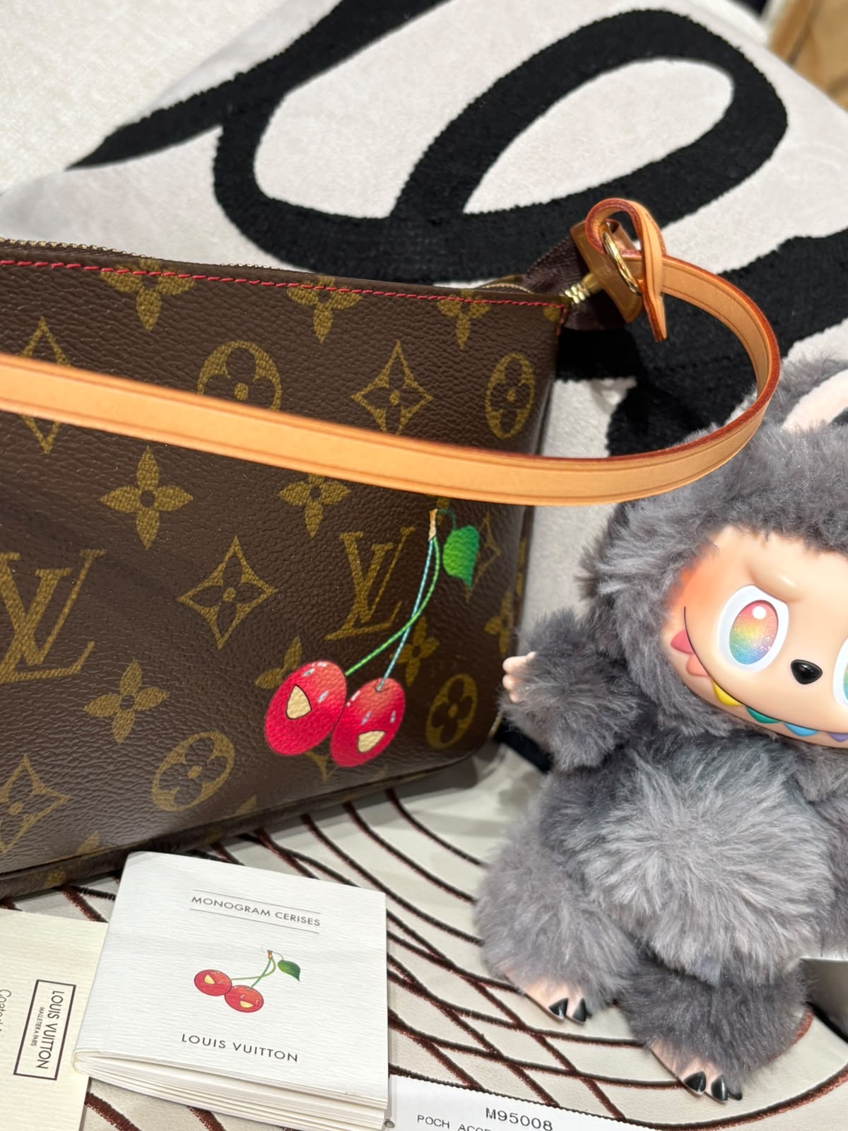未使用品 Lv accessories pochette cerise M95008 100%Authentic, unused未使用品 ✅Dust bag 