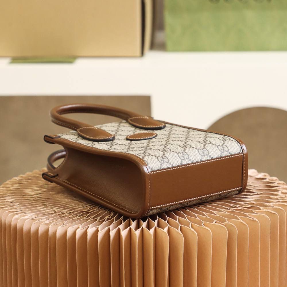 𝐓𝐨𝐭𝐞 𝐌𝐢𝐧𝐢 #671623#原厂皮☜ YY#550 ▪️尺寸：16*20*7cm▪️ 给大家推荐这个小可爱， 𝙏𝙤𝙩𝙚的造型已经成为复古风里最常见的味道， 而这款𝐓𝐨𝐭𝐞 𝐌𝐢𝐧𝐢真的巨巨巨好看， 强势复古风实力回归， 超赞的高容纳量，看似小巧而精致， 日常出街的高颜值单品，说是百搭王真的不夸张！ 🉑️调节的肩带设计， 手拧，肩背，斜挎都非常🉑️ 怎么美怎么来‼️