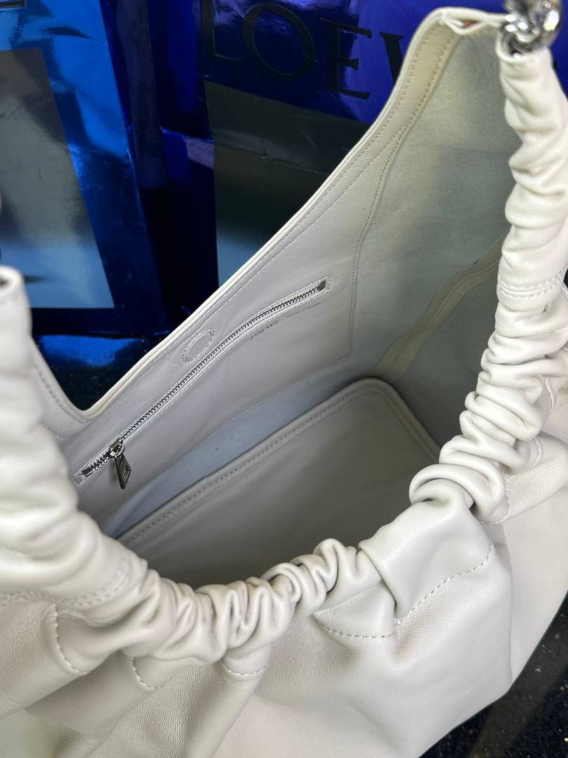 🎈（全钢五金）中号纳帕羊皮𝙎𝙦𝙪𝙚𝙚𝙯𝐞 —【海盐白】到货📍 尺寸中号：34-33-13.5cm 尺寸小号：29-10.5-24cm 型号:652328 【配全套礼盒】 😇罗家全新成员Squeeze手袋💯 满分到货•采用触感柔软的纳帕小羊皮革🐏•里外全皮💯传统工艺➕创新研究•全新独特设计。 😇最新宣言款配件：Anagramc pebbled 不锈钢及铝合金材质•升级打造标志性甜甜圈•相同质感•更轻重量。 😇具备令人惊讶的轻盈褶皱包身 可肩背、斜挎或手提*可调节甜甜圈⛓️链条肩带•搭配Anagram携刻鹅卵石•附加额外链条•可进一步延长肩带*磁扣开合*内部拉链口袋