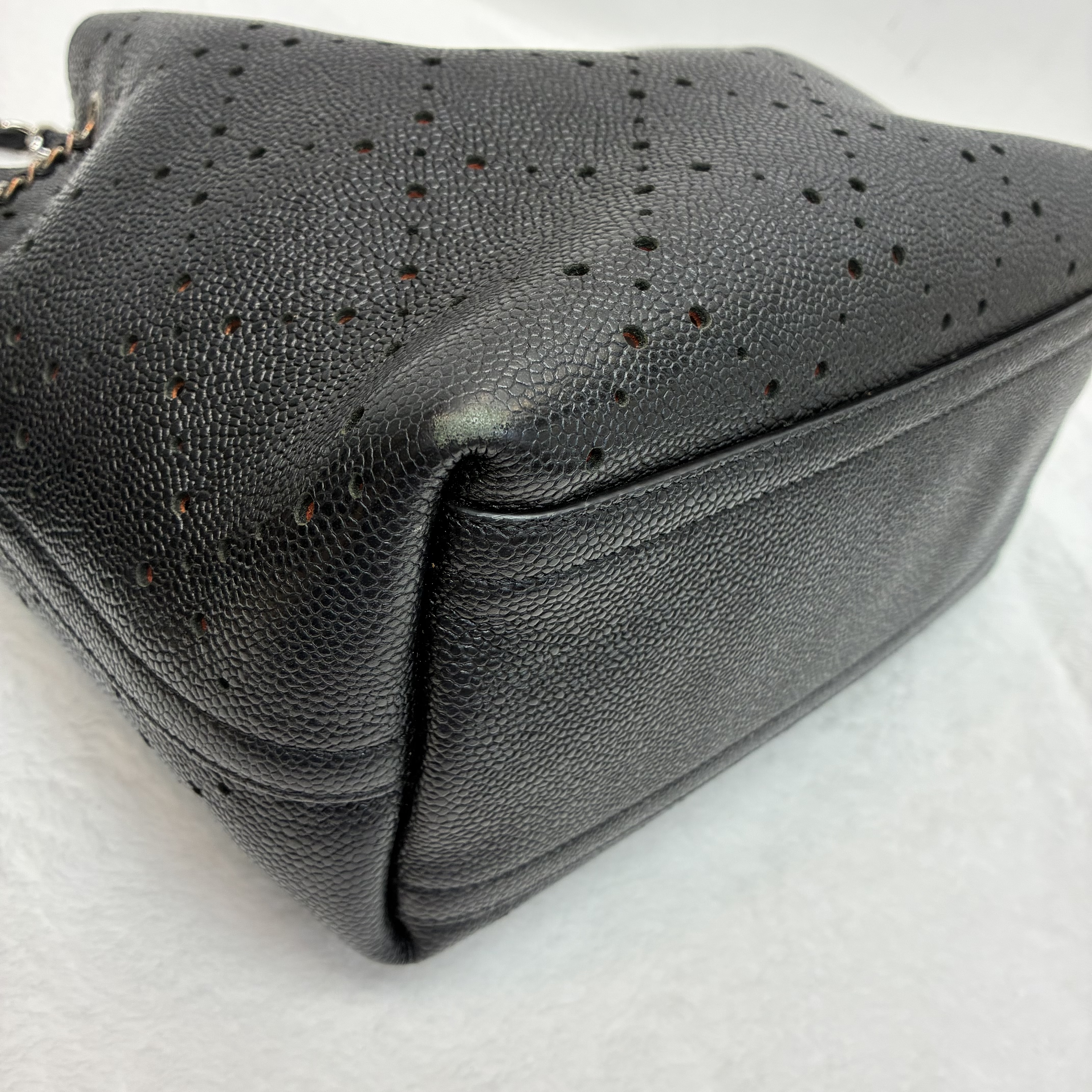 Chanel CC Drawstring Bucket Bag Perforated Caviar 黑色穿孔魚子醬皮革抽繩水桶包