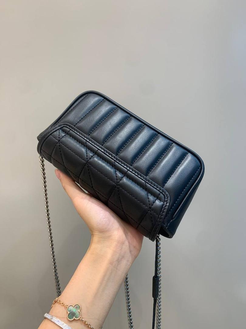 新背景实拍正品级 。几何系列黑色16.5cm‼️ 公认最百搭的黑色，无论什么，黑色都是可以闭眼入不踩雷的颜色，新花样新感觉，搭配银色五金也是绝配，棱格饱满度绝对很加分‼️ 型号476433；尺寸16.5/10/4.5cm