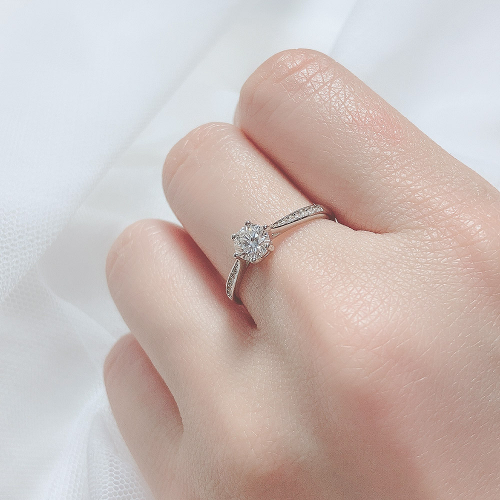 📦訂購 台灣限定 STORY 故事銀飾 浪漫約定 經典六爪莫桑石鑽戒 戒指