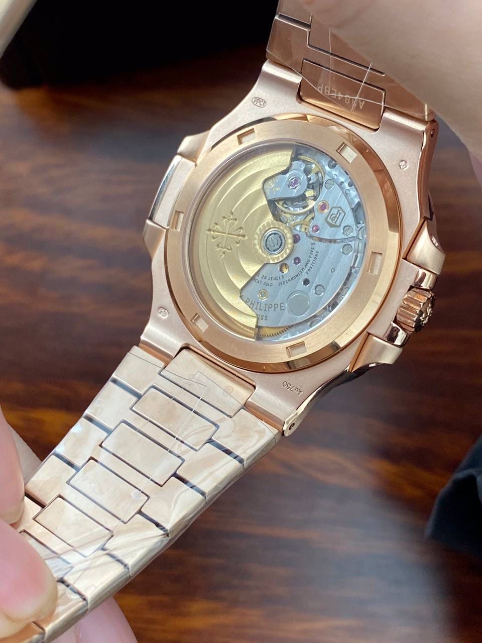 鹦鹉螺市场独家专用机芯，升级无噪音刻字版原版机芯🔥🔥 详细升级解读: 1.升级机芯全部精雕刻字，清晰不磨损，纹理做到极致。 2.升级自动陀片，采用瑞士超精密轴承，业界史无前例的安装陀片工艺。做到百分百降噪音。 3.原版机芯，无假夹版，无假摆轮，无假红宝石。WY-3k厂完整的复刻出3.3毫米的绝版高品质324SC机芯. 4..升级表盘刻度夜光超亮，而且整体做到和谐一致同步亮度。 5.鹦鹉螺经典蓝盘，目前改进与正品一致的颜色，秒杀其他工厂的表盘细节和做工。 6.日历窗口每一只手表做了水平正位，不出现偏斜遮挡。 7.把头调节档位顺畅度的多次调试，调试到最佳状态。使得升级版手雷调校时间和上链的手感畅顺 8.升级了整个手表厚度8.3毫米，完美实现全网最薄机械表，等同原装厚度。佩戴起来舒适无比。 9.重点强调324Sc机芯顺时针调日历，也就是由上往下调日历。注意辨析和正品一致。 10.调节时间的时候，拉表冠二挡。大秒针是不停止的。和正品也是一致。