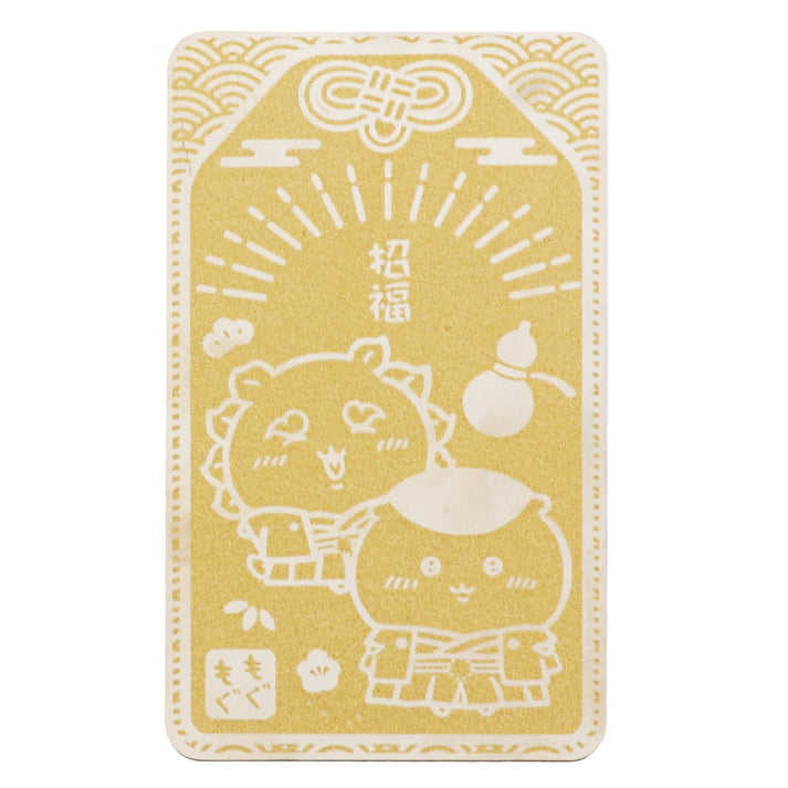 【Apr 24 日版官方】Chiikawa 一款閃閃發光的金色御守，上面有身著傳統日式服裝的栗子饅頭和風獅